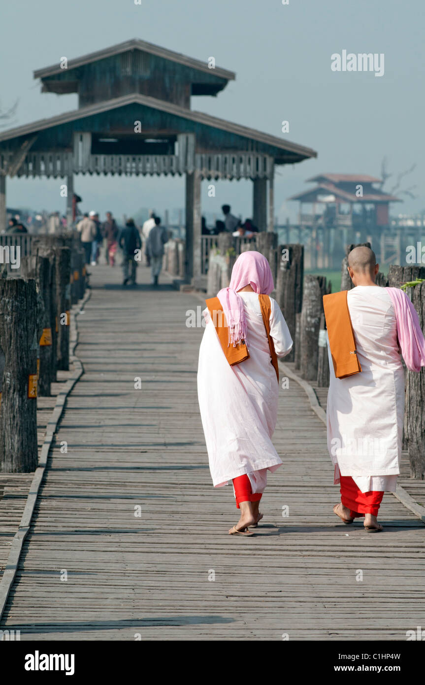 MYANMAR BURMA BUDDHISTISCHE MÖNCHE KREUZUNG U BEIN BRÜCKE IN DER NÄHE VON AMARAPURA AUF DEN IRRAWADY-FLUSS IN DER NÄHE VON MANDALAY Stockfoto