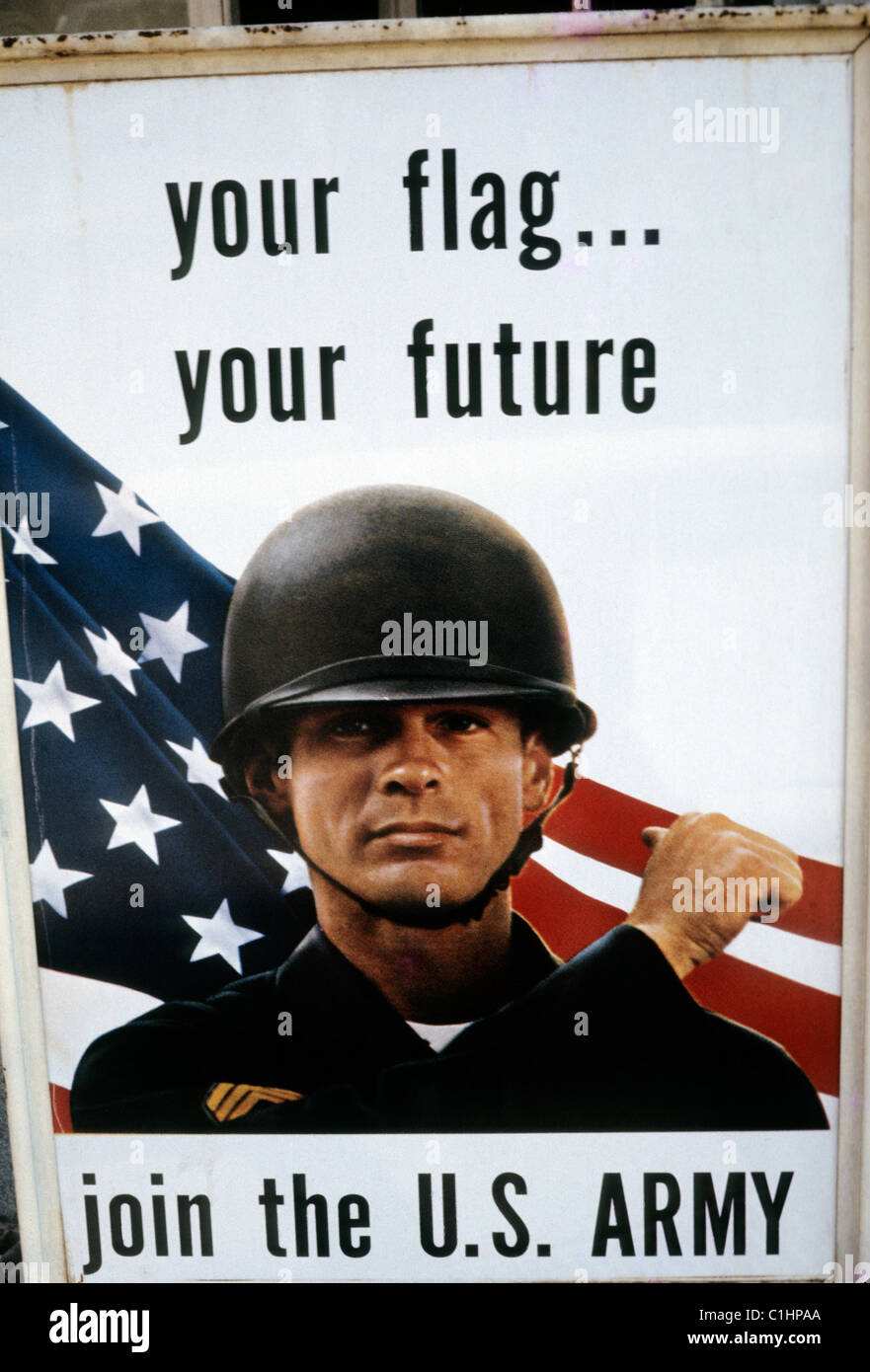 Amerikanischer Soldat bei der Rekrutierung militärischer Rekrutierung Plakat Werbung mit dem Titel 'Deine Flagge... Deine Zukunft, tritt der US-Armee bei' USA Vereinigte Staaten von Amerika 1970s 1971 KATHY DEWITT Stockfoto