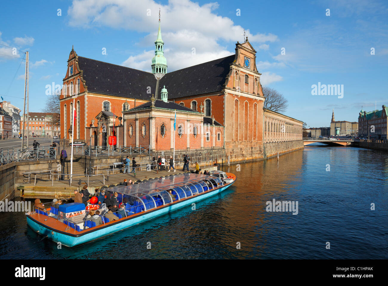 Holmen Kirche im Zentrum von Kopenhagen auf der Straße namens Holmens Kanal (Holmen Kanal). Direkt gegenüber des dänischen Parlaments. Stockfoto