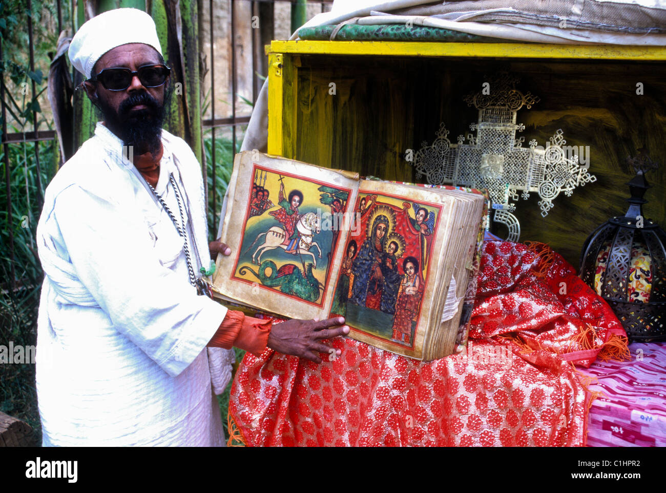 Priester zeigt religiöse Symbole, St. Maria von Zion Church, Axum, Äthiopien Stockfoto