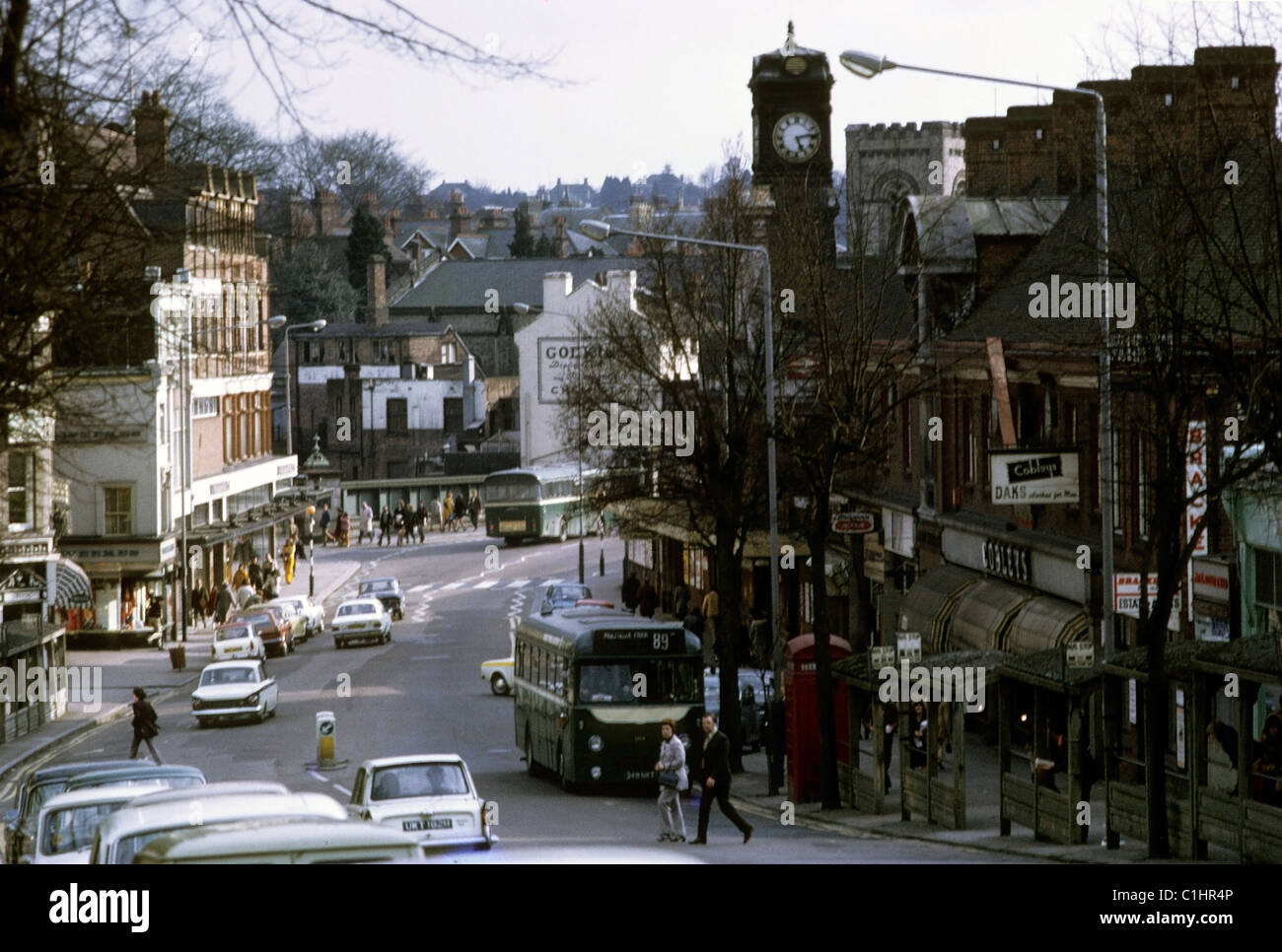 1970 historische Ansicht von Menschen und Verkehr auf der Hauptstraße der Stadt im Herbst Royal Tunbridge Wells, Kent, England, UK 1972 KATHY DEWITT Stockfoto