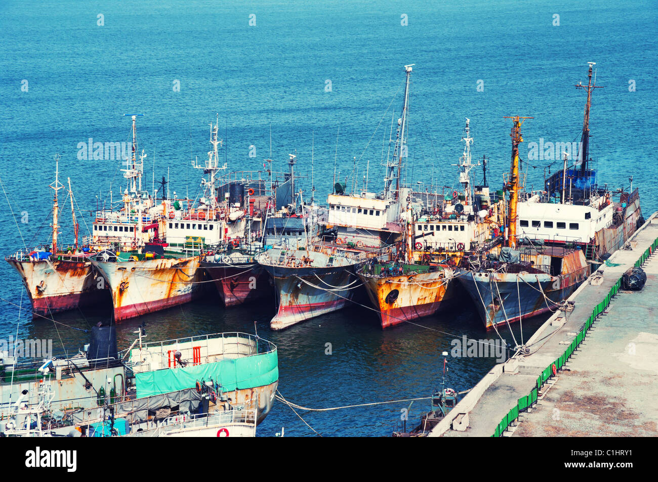 Eine Anzahl von Fischerbooten am Dock sitzen an einem warmen Sommertag. Stockfoto