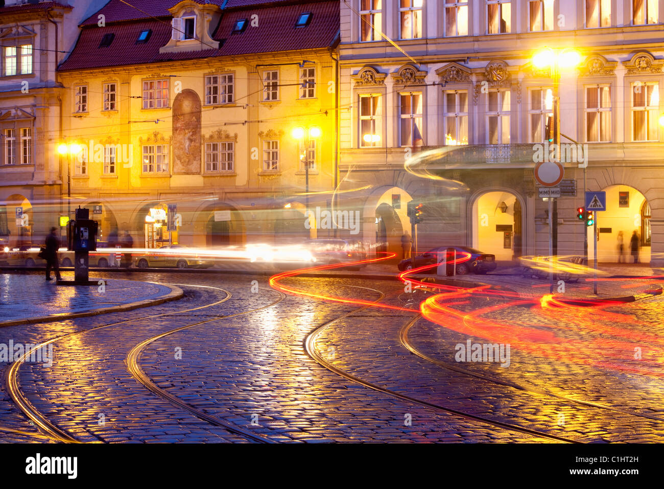 Prag - Autos und Straßenbahnen am Malostranske Platz in der Abenddämmerung Stockfoto