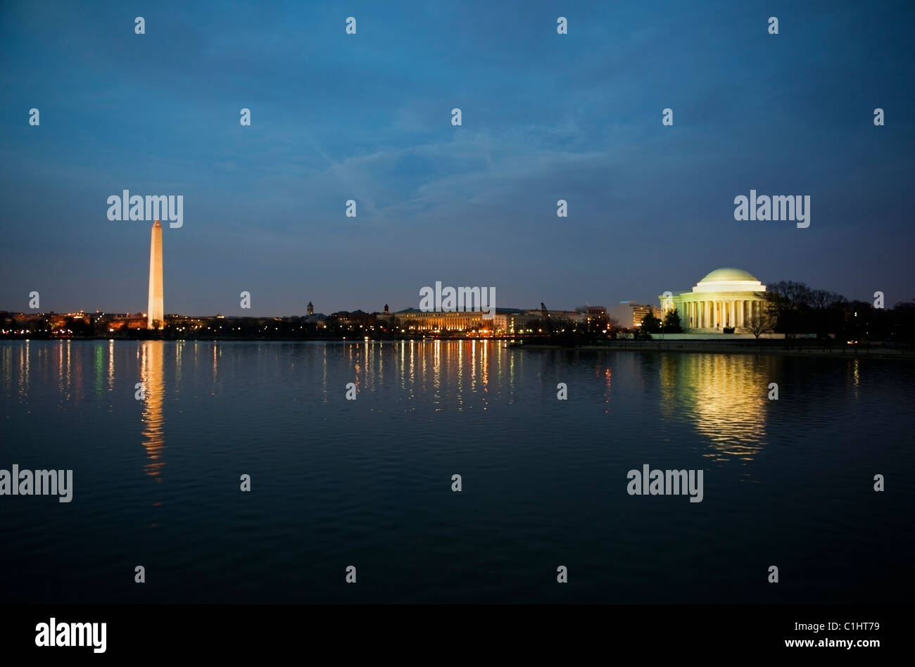 Skyline von Washington DC und Monumente in den Potomac River Tidal Basin widerspiegelt. Stockfoto