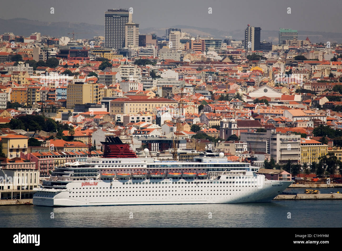 Ein Kreuzfahrtschiff dockt in Rio Tejo (Tejo) in Lissabon, Portugal. Stockfoto
