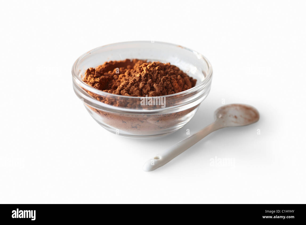 Kakaopulver in Schüssel mit Löffel Stockfoto