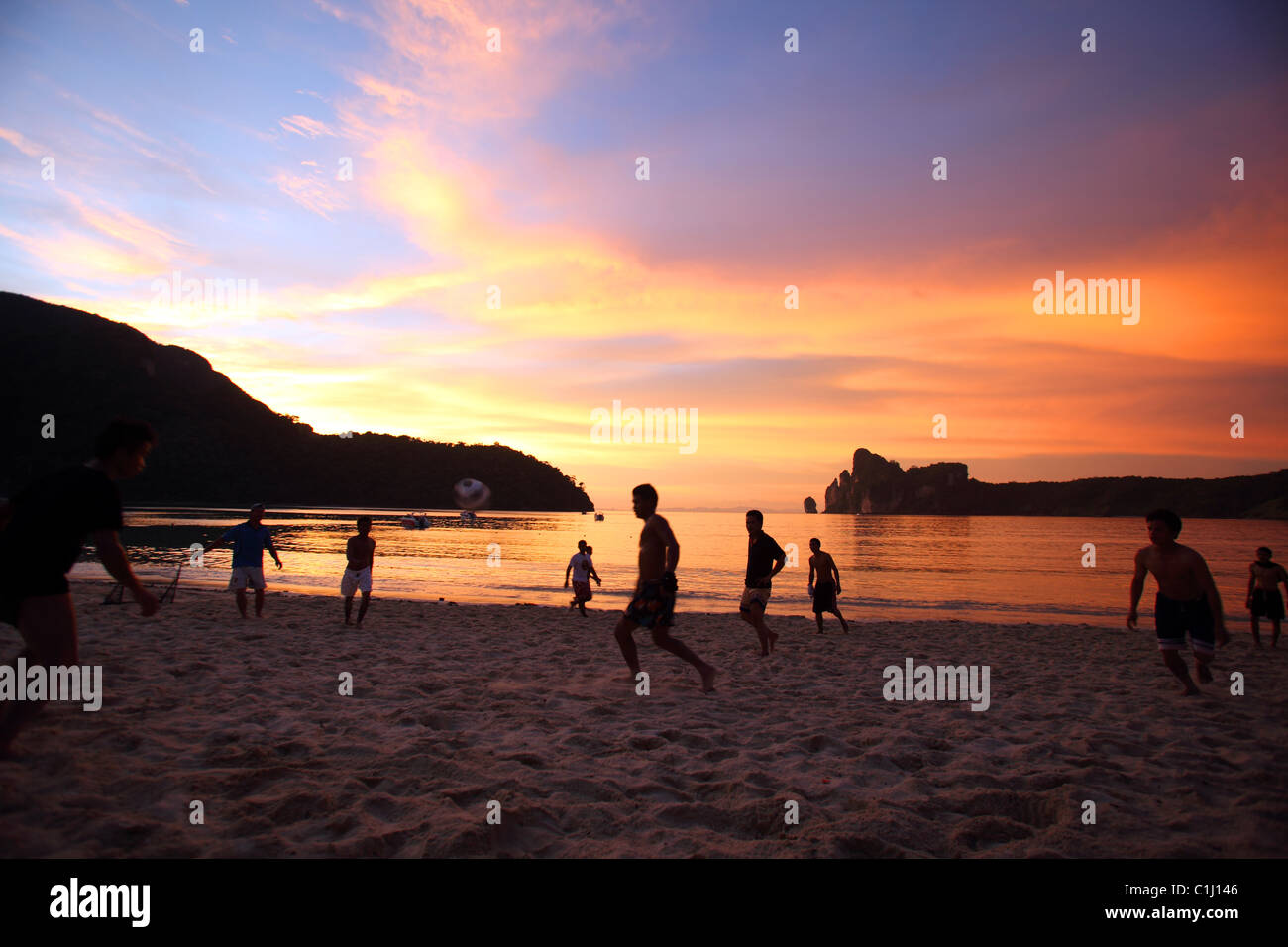 Beach-Soccer bei Sonnenuntergang. Ko PhiPhi Don, Thailand, Südostasien, Asien Stockfoto