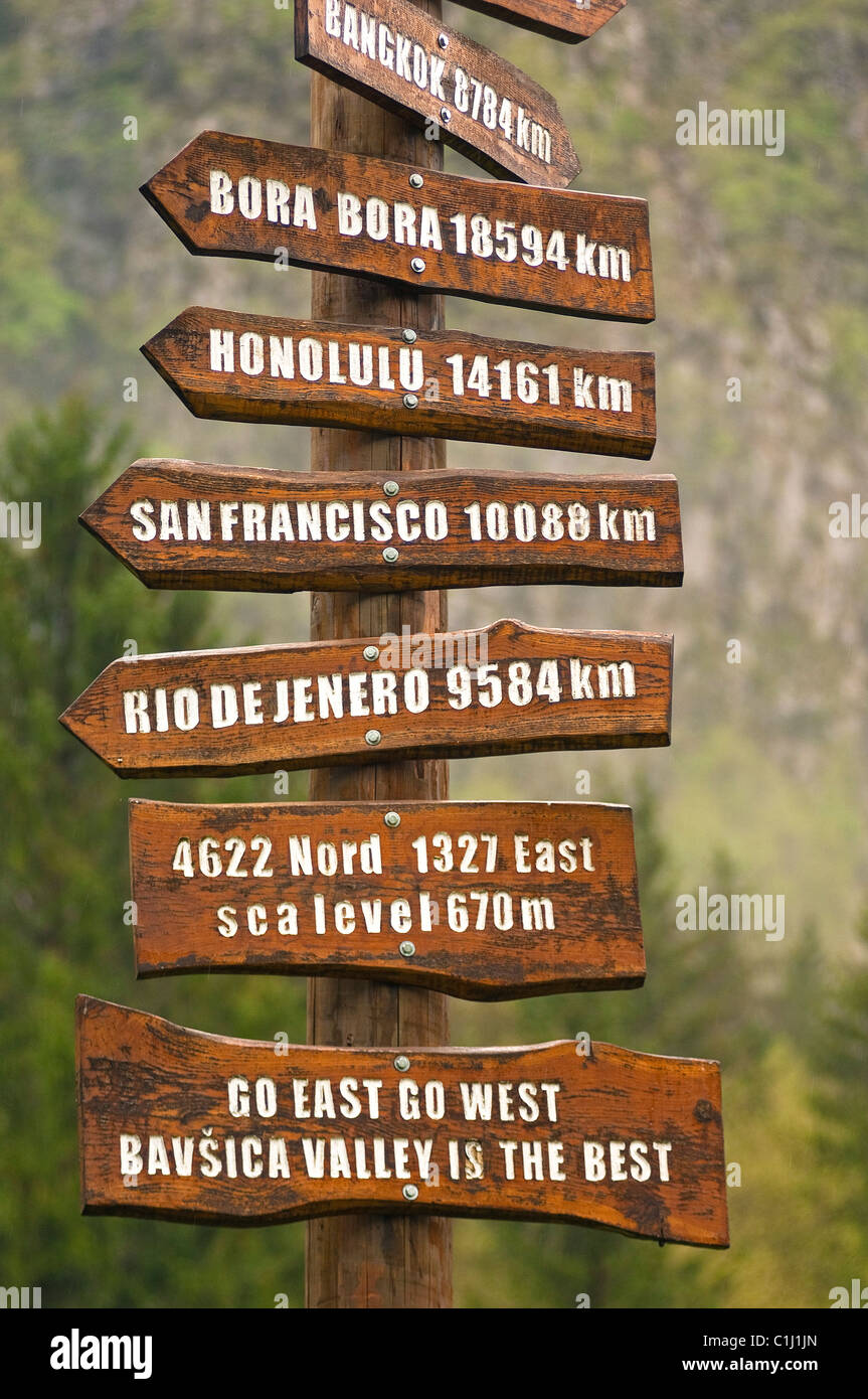 Straßenschild in Soca-Tal, Slowenien Stockfoto