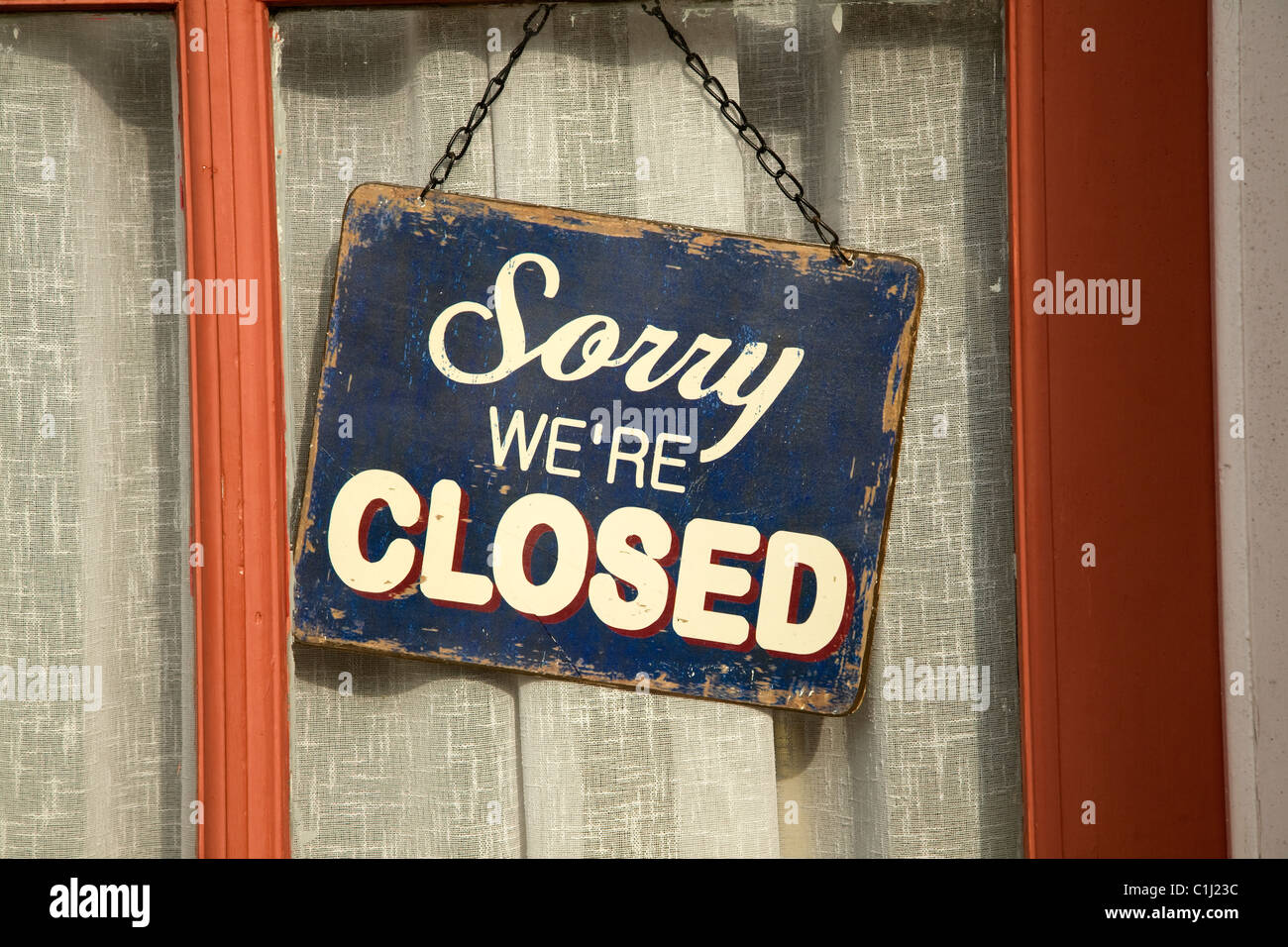 Sorry, wir sind geschlossen Schild im Schaufenster Stockfoto