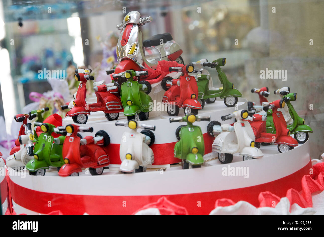 Vespa Roller Kuchen im Shop Fenster, Turin, Italien Stockfoto