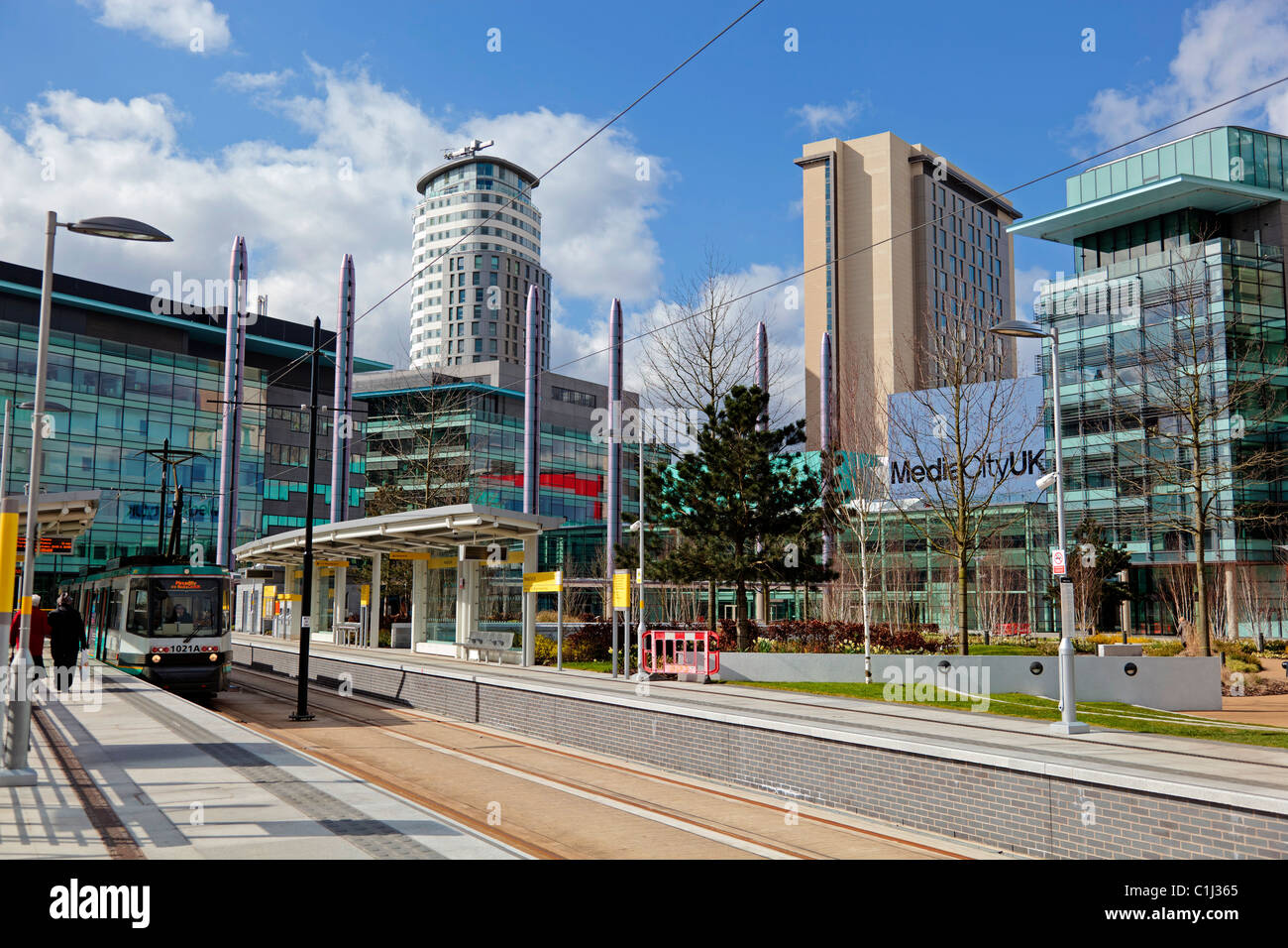 Metro tram an der Salford Quays Endstation des Manchester Metrolink als nächstes das BBC-Nord-West-Hauptquartier in der Media City. Stockfoto Metro tram an der Salford Quays Endstation des Manchester Metrolink als nächstes das BBC-Nord-West-Hauptquartier in der Media City. Stockfoto