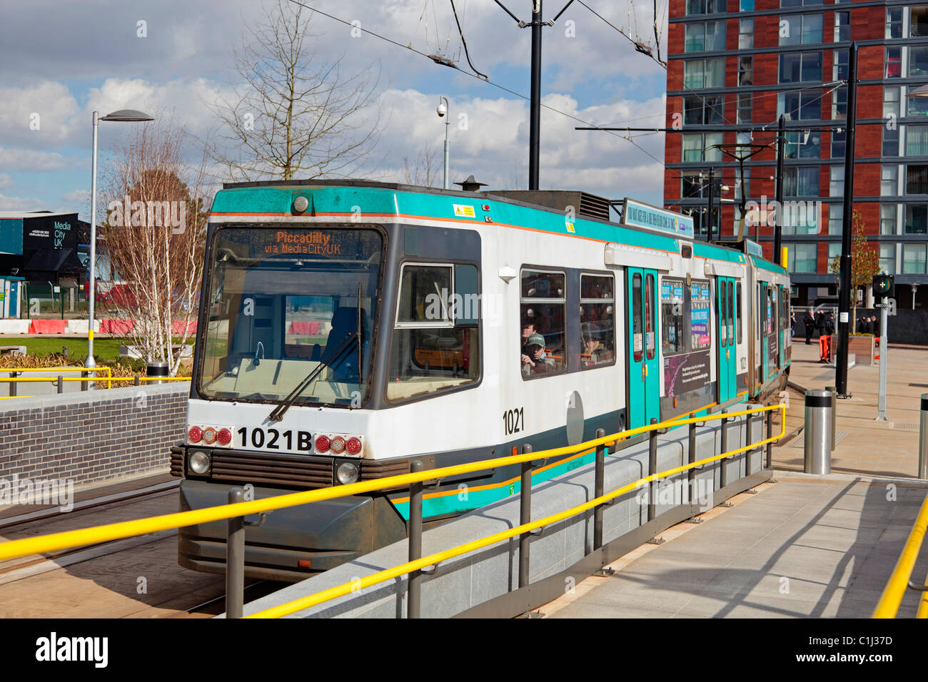 Metro tram an der Salford Quays Endstation des Manchester Metrolink als nächstes das BBC-Nord-West-Hauptquartier in der Media City. Stockfoto Metro tram an der Salford Quays Endstation des Manchester Metrolink als nächstes das BBC-Nord-West-Hauptquartier in der Media City. Stockfoto