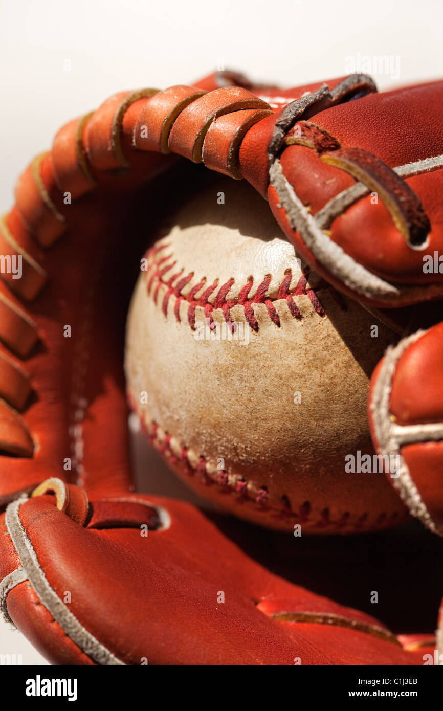 Baseball-Handschuh und Baseball Stockfoto