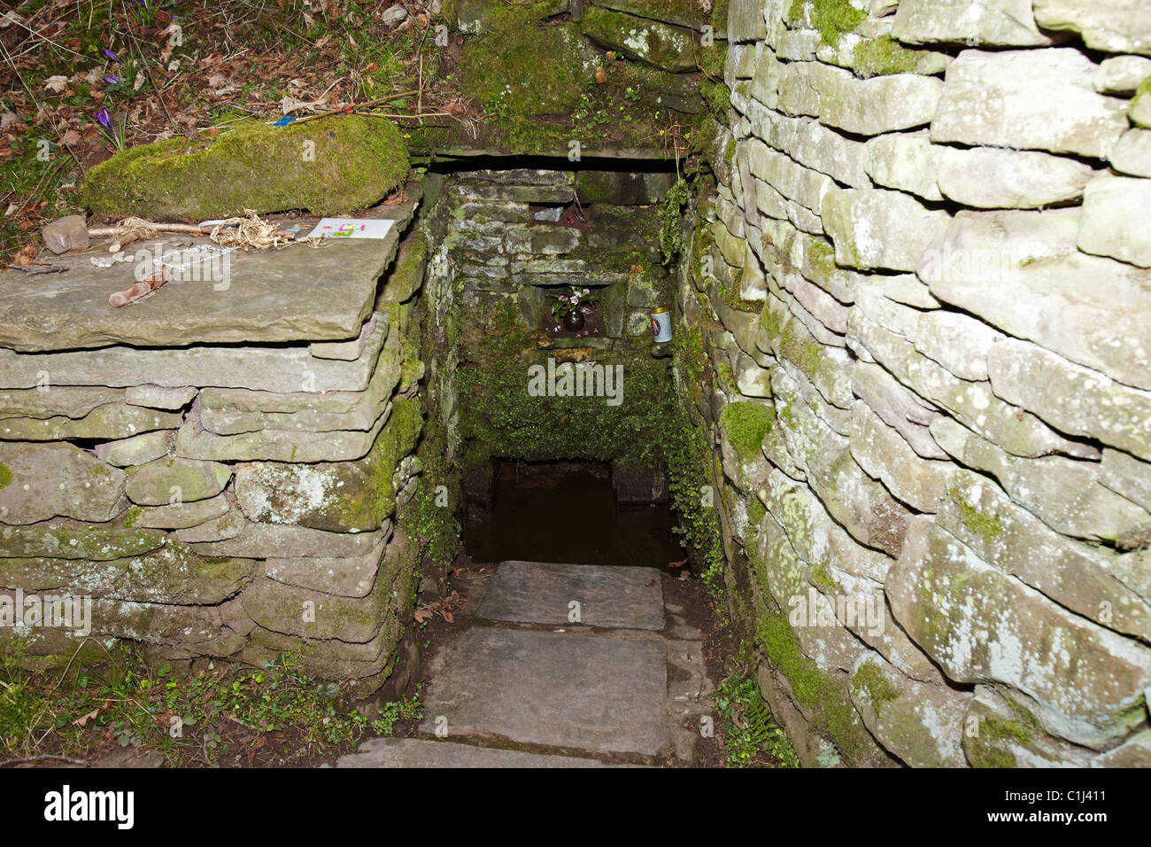 Das Heilige gut der St. Issui in der Nähe der Kirche des Heiligen Issui Partricio, Partrishow, Wales, UK Stockfoto