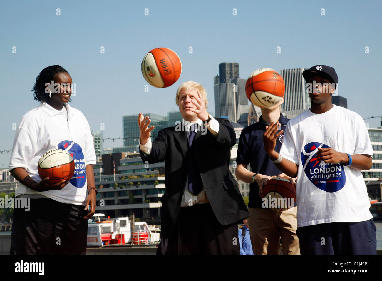 Bürgermeister Boris Johnson mit Arek Deng, Russel Findlay und Leon Bennett-Harris Einführung London Jugendspiele am Rathaus in London, Stockfoto