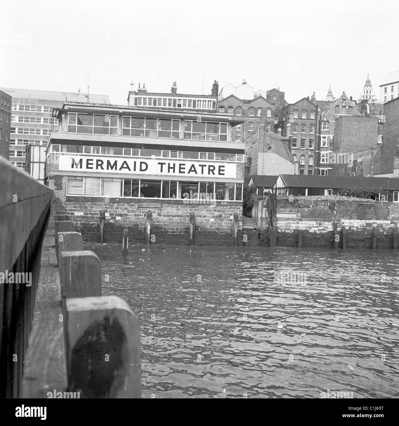Blick auf die Themse aus den 1960er Jahren auf das Mermaid Theatre, Puddle Dock, London EC4, das 1959 eröffnet wurde und das erste in der Stadt seit Shakepeares Zeit gebaut wurde. Stockfoto