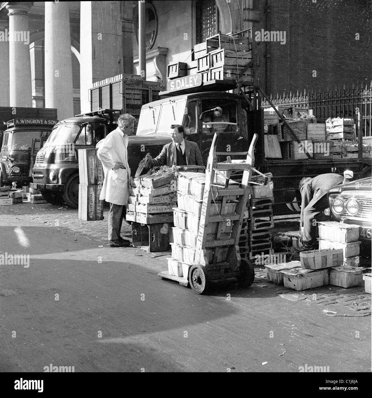 1950er Jahre, ein LKW mit Waren wird auf dem berühmten Covent Garden Obst- und Gemüsemarkt in diesem historischen Bild von J Allan Cash entladen. Stockfoto