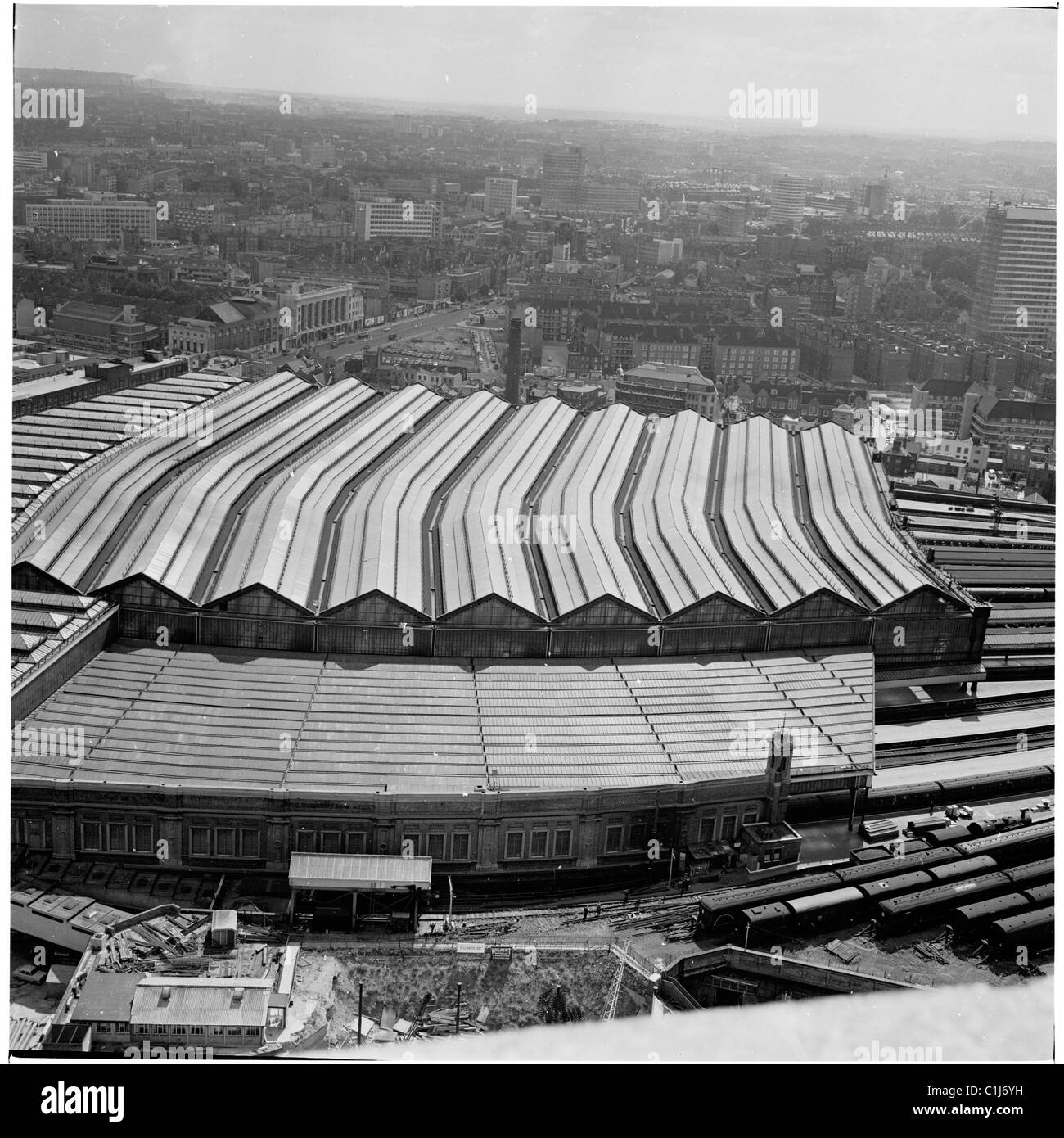 1960er Jahre, Blick von oben auf die charakteristischen geschwungenen Dächer des Bahnhofs St Pancras, Camden, London, der 1868 von der Midland Railway erbaut wurde. Stockfoto