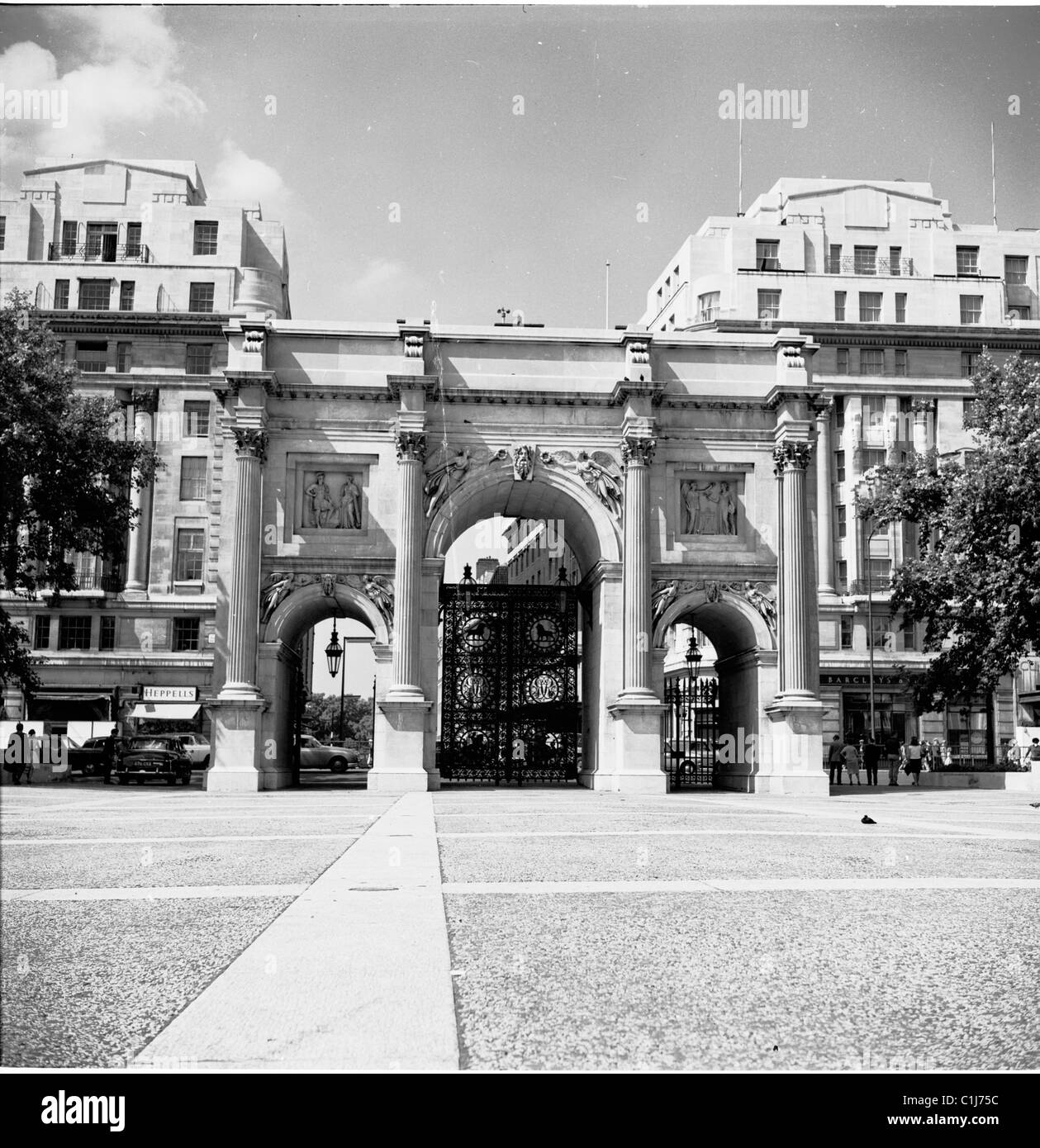 1950er Jahre, berühmtes Denkmal, Marble Arch, Hyde Park, London, eine triumphale Struktur von John Nash, ursprünglich ein zeremonieller Eingang zum Buckingham Palace. Stockfoto