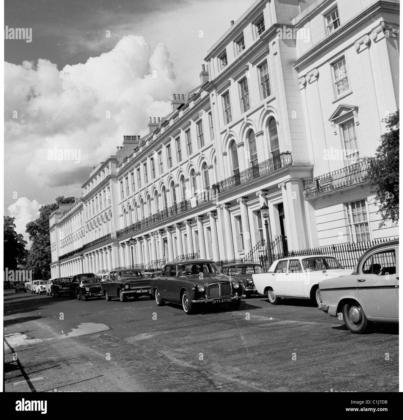 1960er Jahre, historisch, eine Reihe von Autos aus der Zeit, einschließlich eines Rover, vor einer großen Terrasse mit georgianischen Häusern, Regents Park, London, England, Großbritannien. Stockfoto