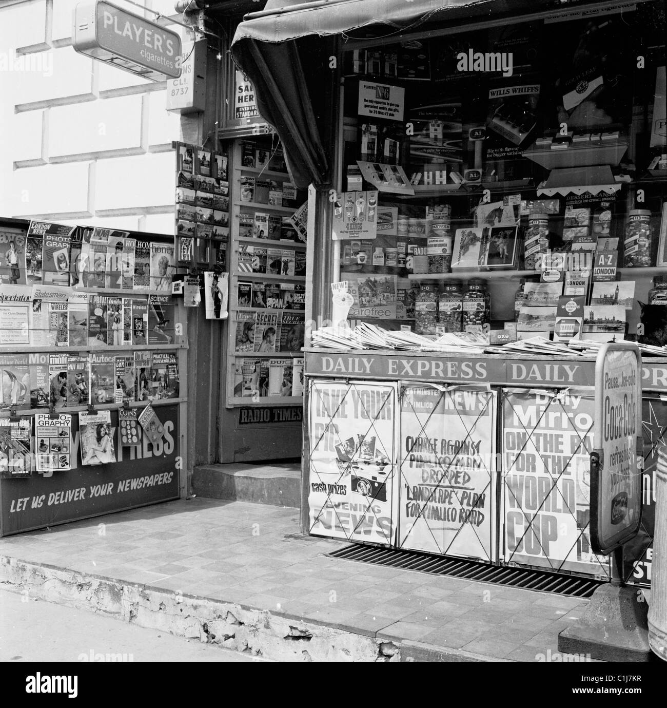London, 1966. Ein Kiosk, der täglich nationale Zeitungen, Zeitschriften und andere Gegenstände, einschließlich Süßwaren und Spieler Tabak, London, England, UK. Stockfoto