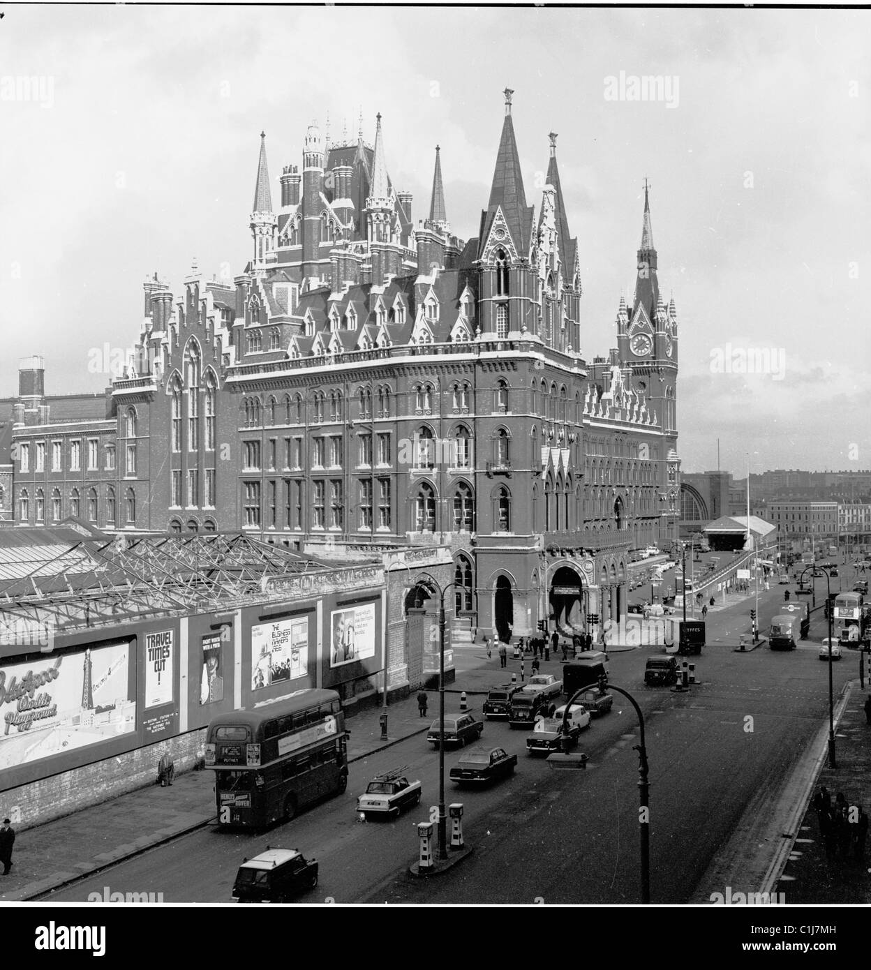 Ende der 1950er Jahre, historische, St Pancras railway station auf der Euston Road, Camden, London, England, zeigt das ursprüngliche Gebäude, das Midland Grand Hotel Stockfoto