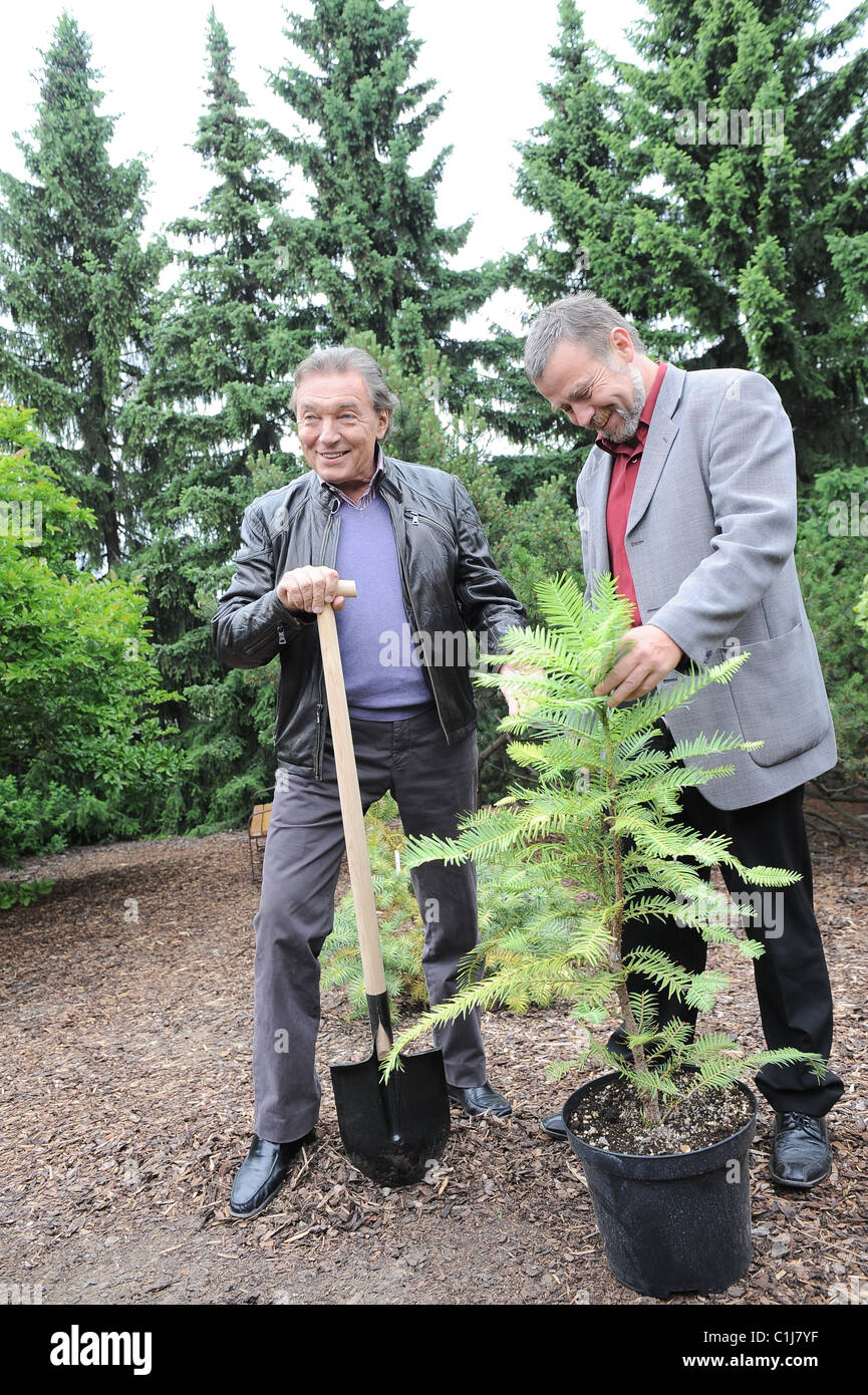 Karel Gott pflanzt einen Baum in den Botanischen Garten Prag, Tschechische Republik - 02.06.09 ** ** Stockfoto