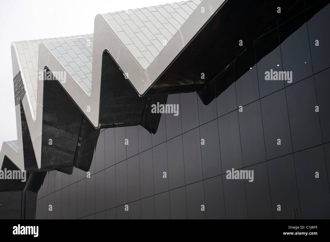 Blick auf das neue Verkehrsmuseum Glasgow geruhte Architektin Zaha Hadid an den Ufern des Flusses Clyde, Glasgow, Schottland. Stockfoto