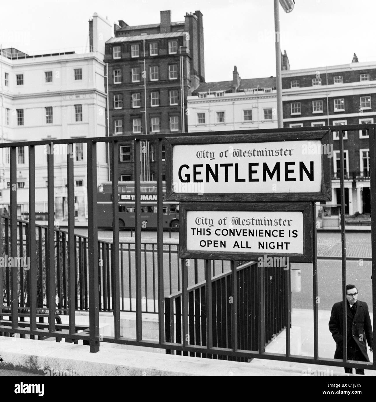 London, 1960er Jahre, ein Schild auf einem Treppengeländer, das eine öffentliche Toilette für Herren in der City of Westminster anzeigt, ein Komfort, der die ganze Nacht geöffnet ist. Stockfoto