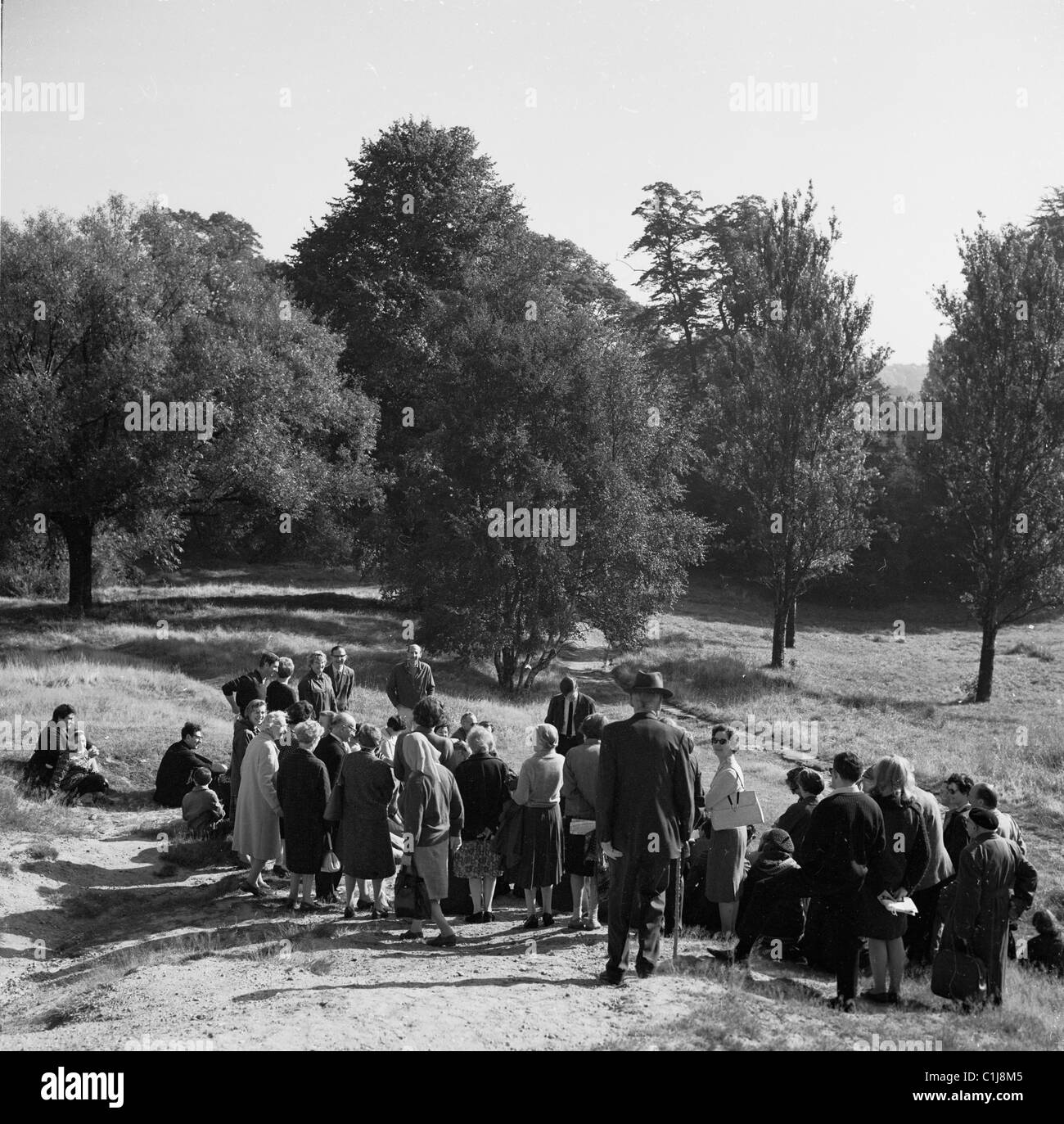 In den 1950er Jahren traf sich eine große Gruppe von Menschen in Hampstead Heath, London, bevor sie einen Spaziergang durch die Heiden beginnen. Stockfoto