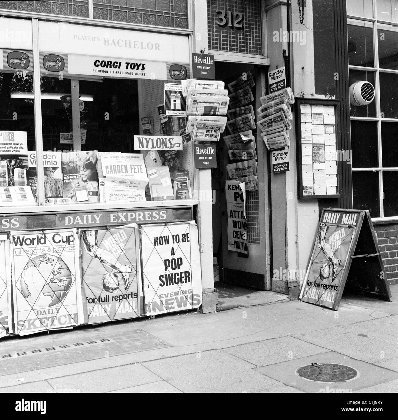 1966, London, außerhalb eines Zeitungsgeschäfts, Schlagzeilen britischer Nationalzeitungen mit Berichten über die Fußball-Weltmeisterschaft in England. Stockfoto