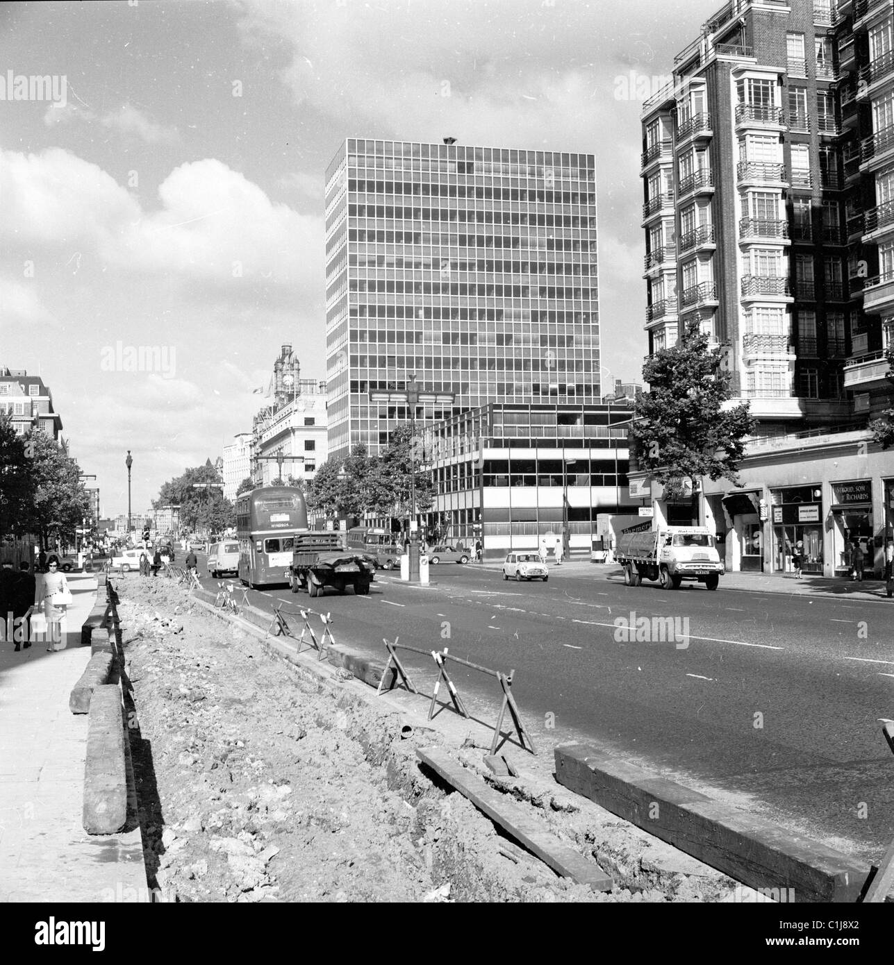 1960er Jahre, ein großes Bürogebäude mit Glasfassade, eines der ersten seiner Art in London, von der Euston Road aus gesehen, wo Reparaturen stattfinden. Stockfoto