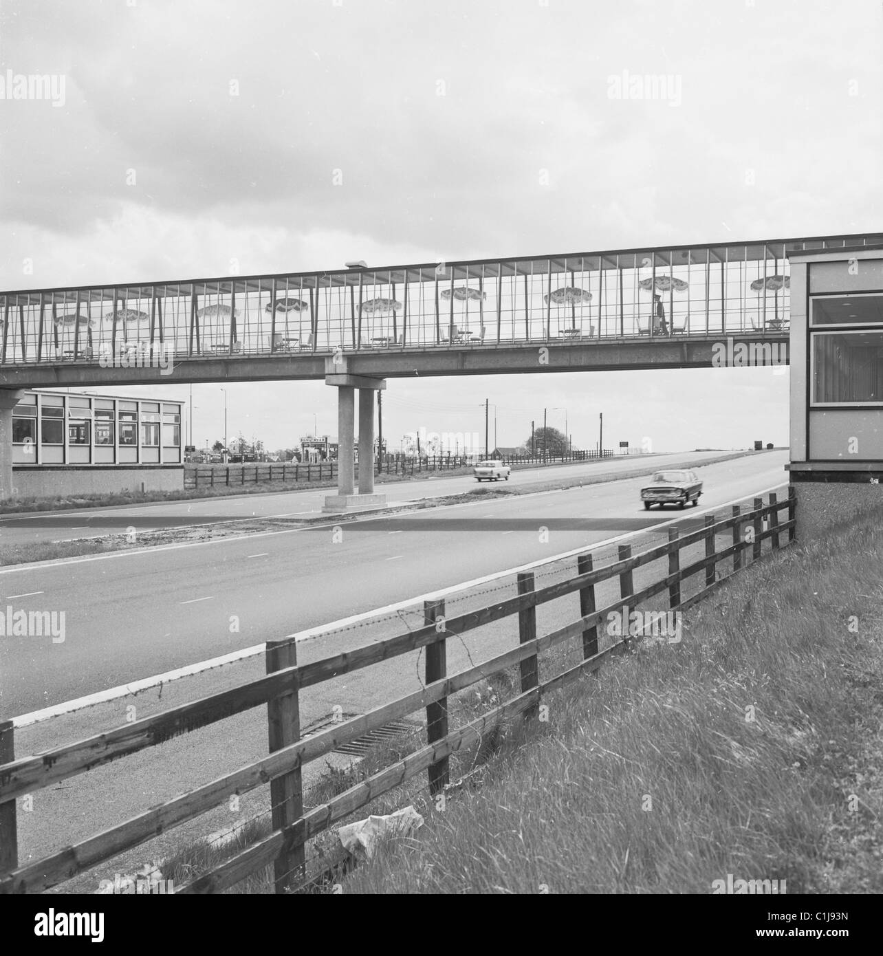 1960, die Kreuzung oder Fußgängerbrücke an einer neuen Fortes Service Station und Autofahrer Raststätte an der Autobahn M1 in Newport Pagnell, England, Großbritannien Stockfoto