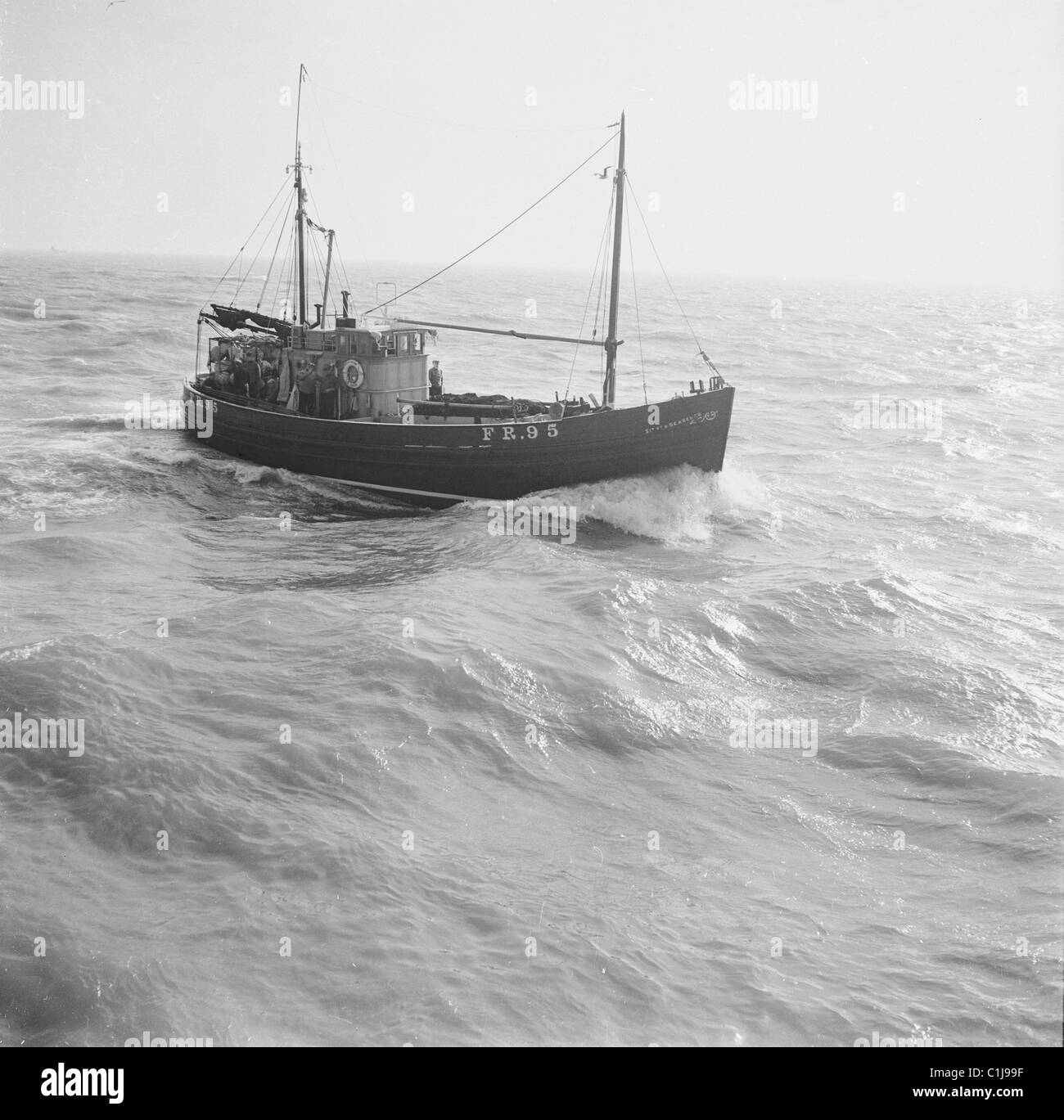 1950er Jahre, historisch, ein Foto von J Allan Cash von einem Fischerboot auf See, das zurück in den Hafen in England, Großbritannien fährt. Stockfoto