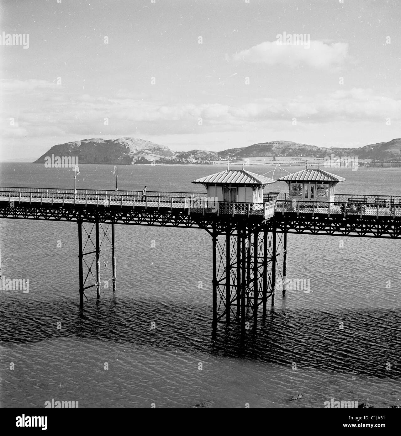 1950er Jahre, historischer Blick aus dieser Ära von Llandudno Pier, ursprünglich erbaut 1858 und dann erweitert 1891, um der längste Pier in Wales zu werden. Stockfoto