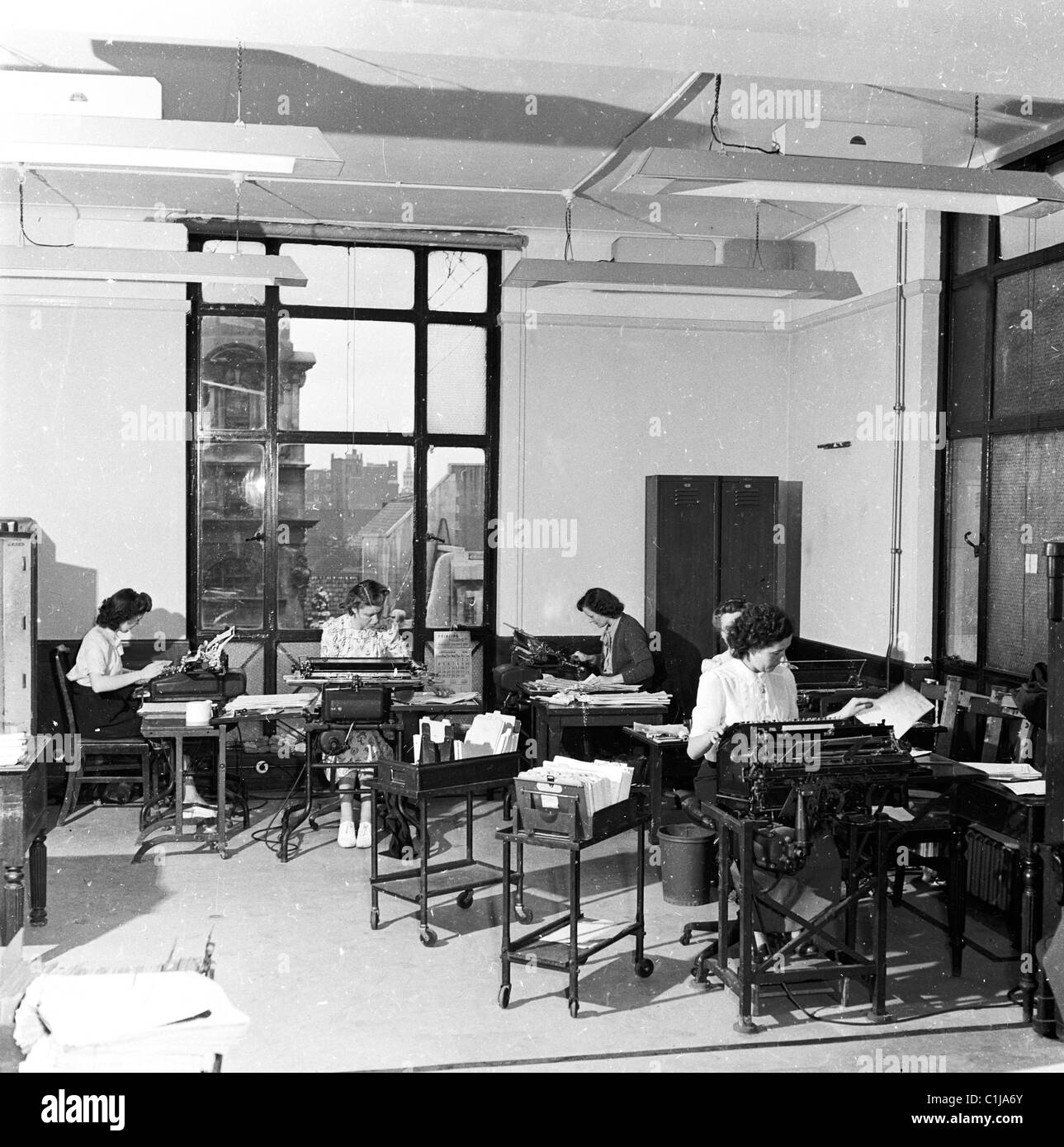 1950er Jahre, historische, weibliche Angestellte, die in einem Büro arbeiten, die Buchhaltung und Betriebsverwaltung erledigen, England, Großbritannien. Stockfoto