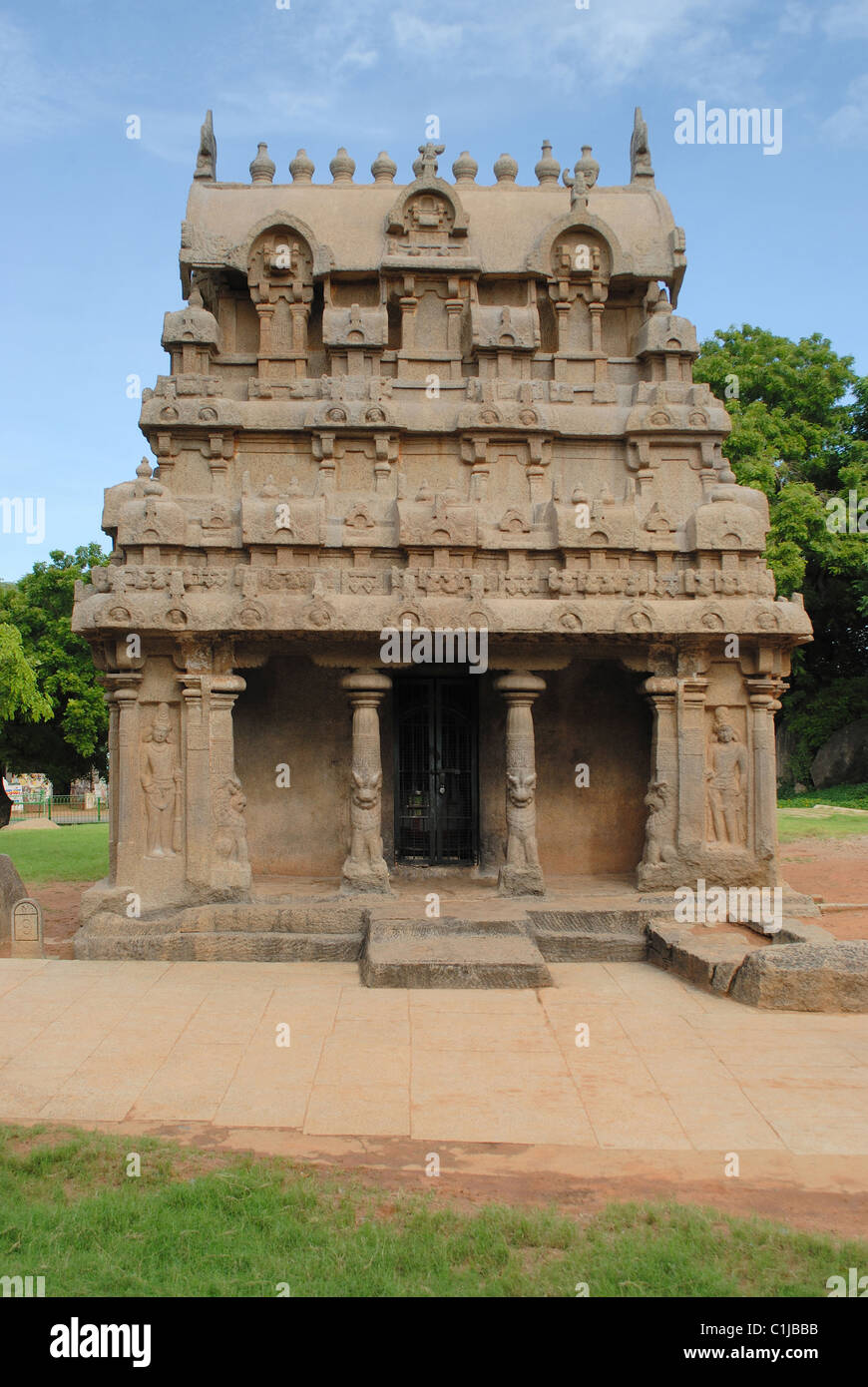 Fassade eines monolithischen Tempels in der Nähe von Mahabalipuram, Tamil Nadu, Indien. Ca. 7. Jahrhundert CER. Stockfoto