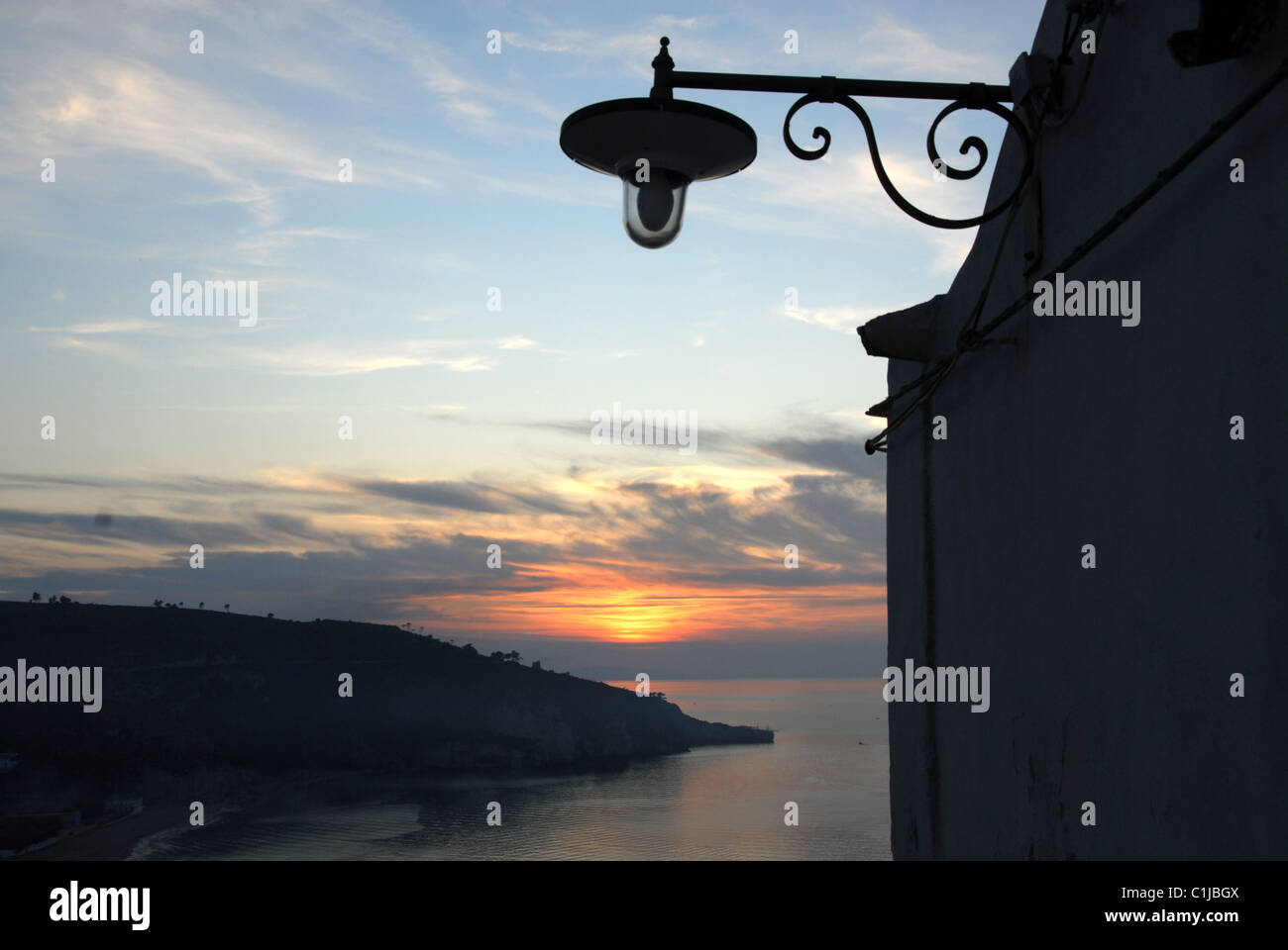 Straße Laterne und Sonnenuntergang am Stadt Peschici, Gargano, Apulien, Italien Stockfoto
