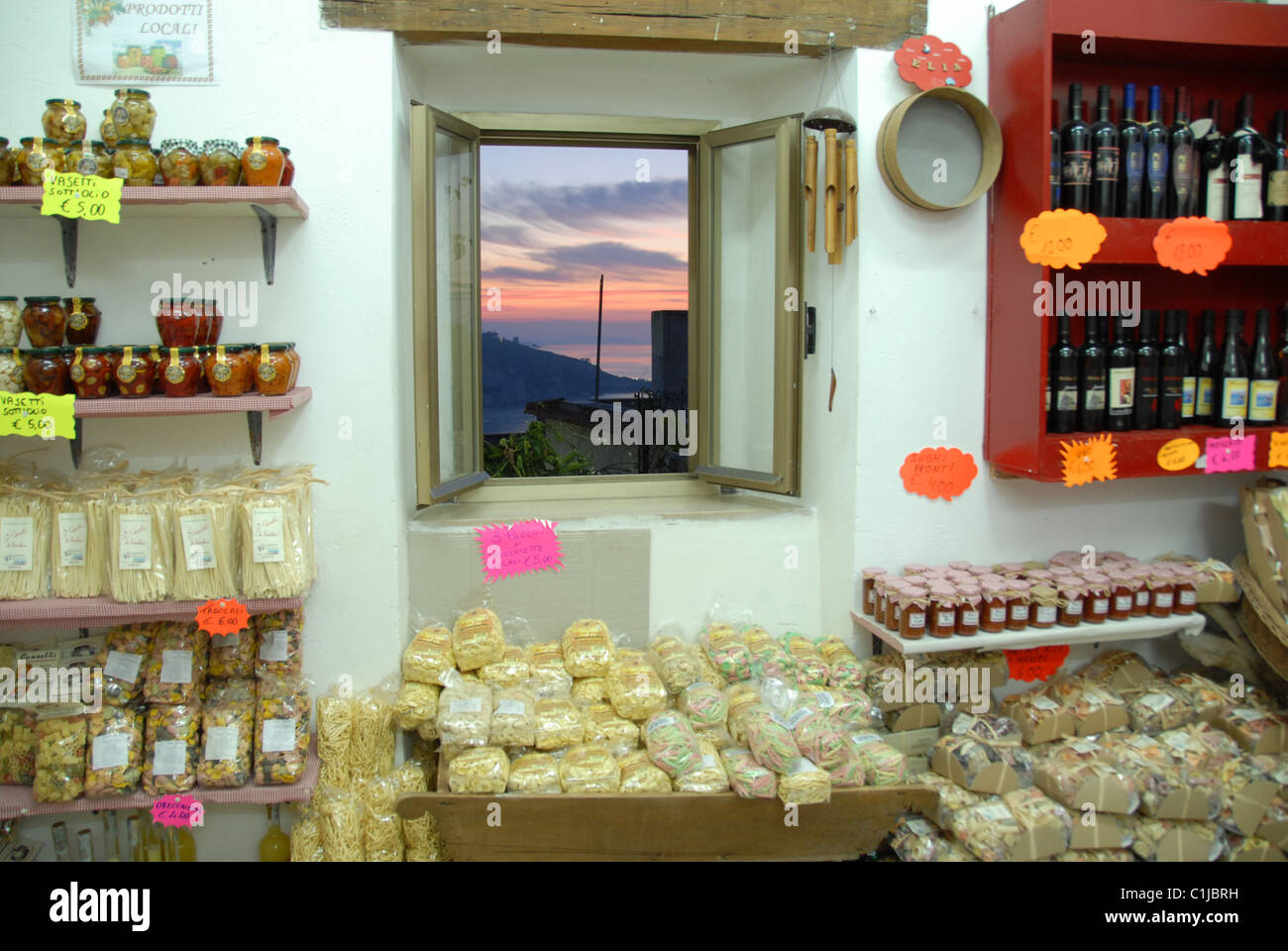 Lebensmittel-Fachgeschäft, Blick durch geöffnete Fenster, Stadt Peschici, Gargano Halbinsel, Apulien, Italien Stockfoto