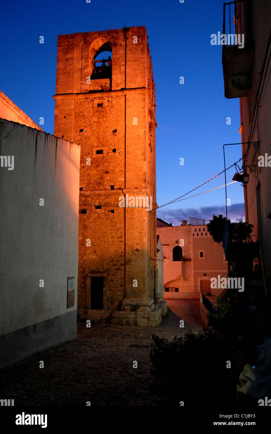 Glockenturm der Kirche in der Nacht, Towm Peschici, Gargano Halbinsel, Apulien, Italien Stockfoto