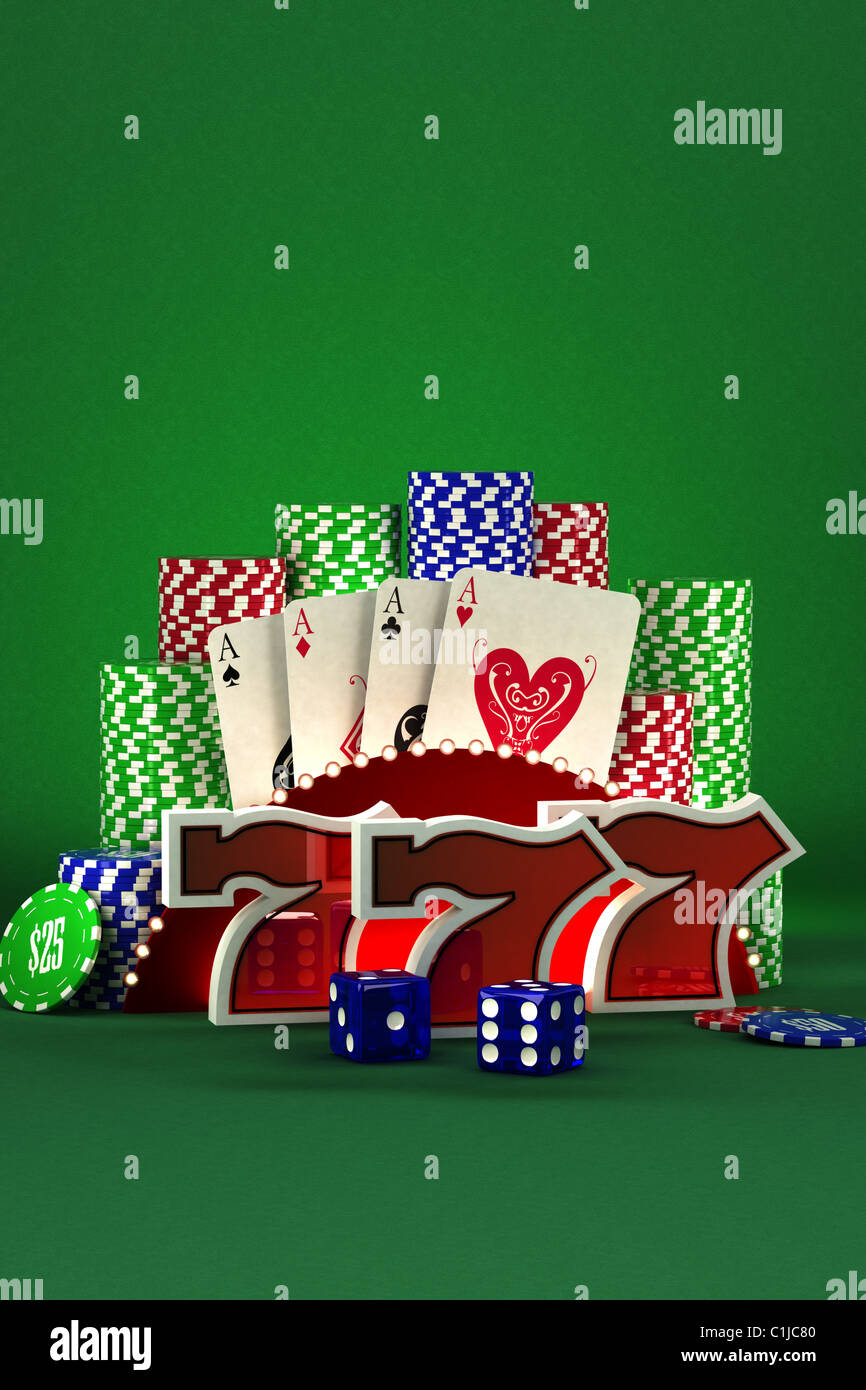 Lucky Sevens mit Karten und Würfel über Casino-Hintergrund Stockfoto