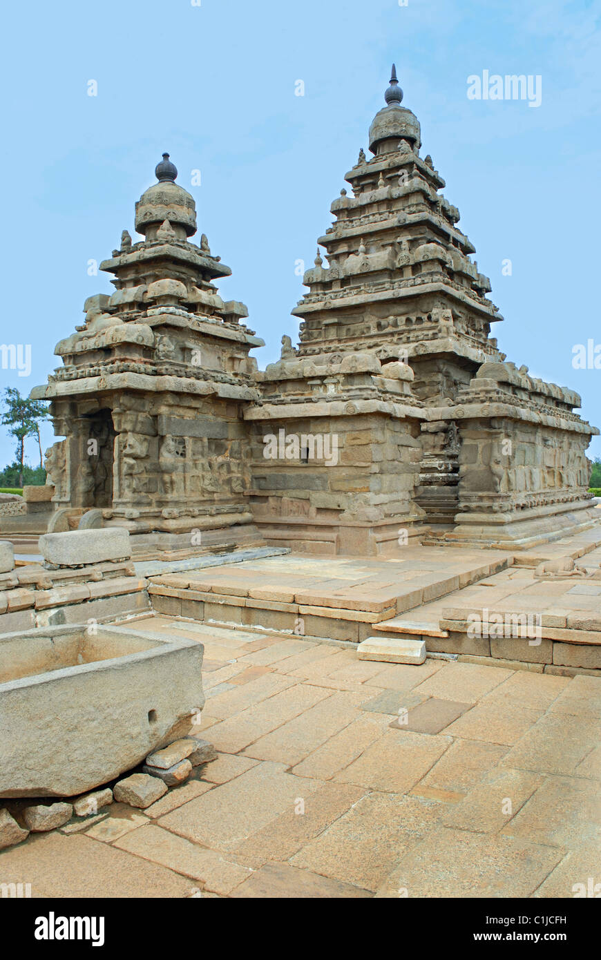 Seitenansicht der Shore Tempel, Mahabalipuram, Tamil Nadu, Indien. Es wurde als UNESCO-Weltkulturerbe eingestuft. Stockfoto