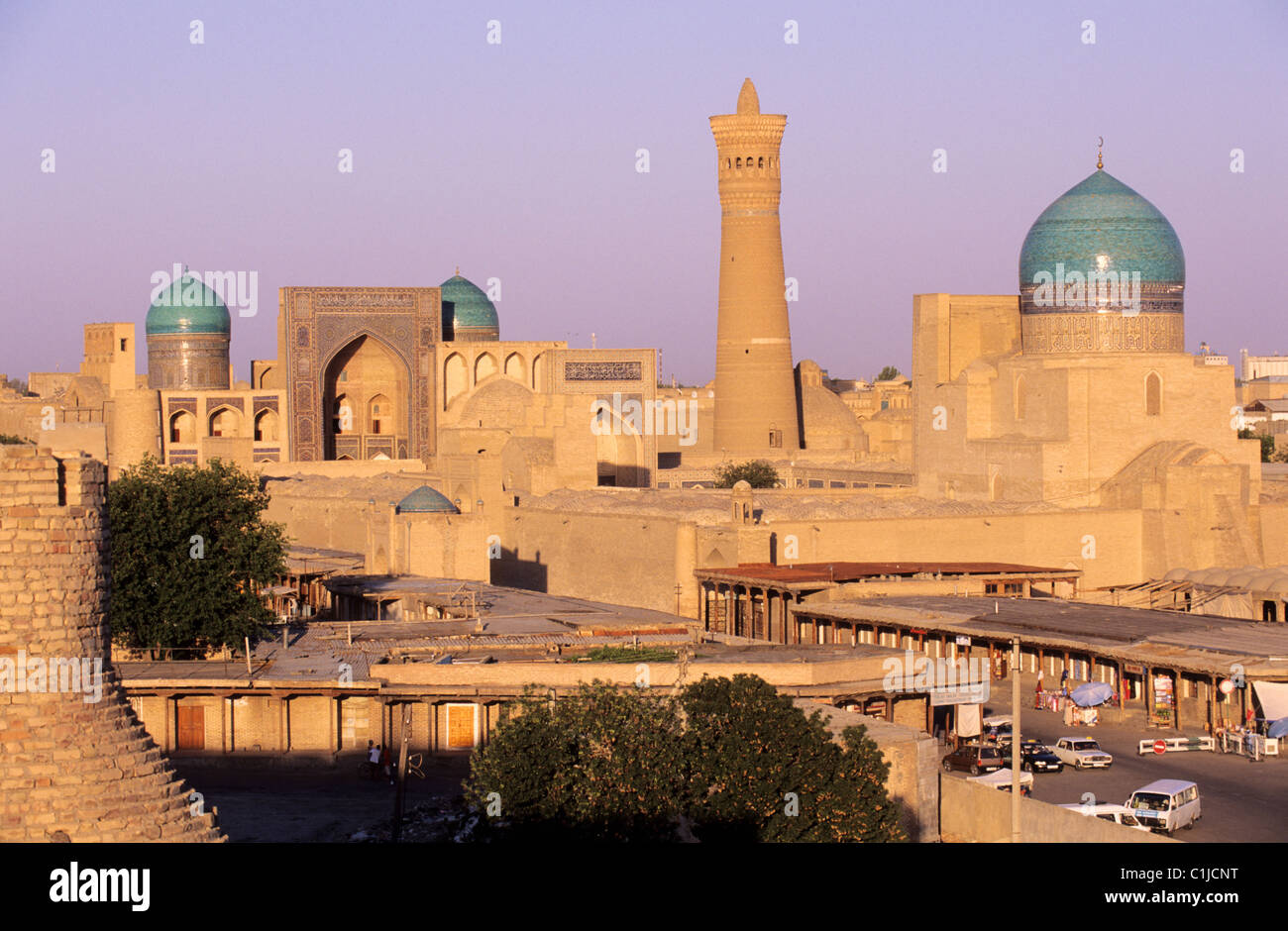 Usbekistan, Buchara, Panorama auf der Kalon-Moschee und Medersa Mir I Arab Stockfoto