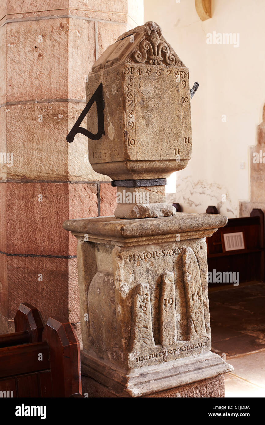 Schnitzen von Harolds Steinen auf eine alte Sonnenuhr in St. Nicholas Church, Trellech, South Wales, UK Stockfoto