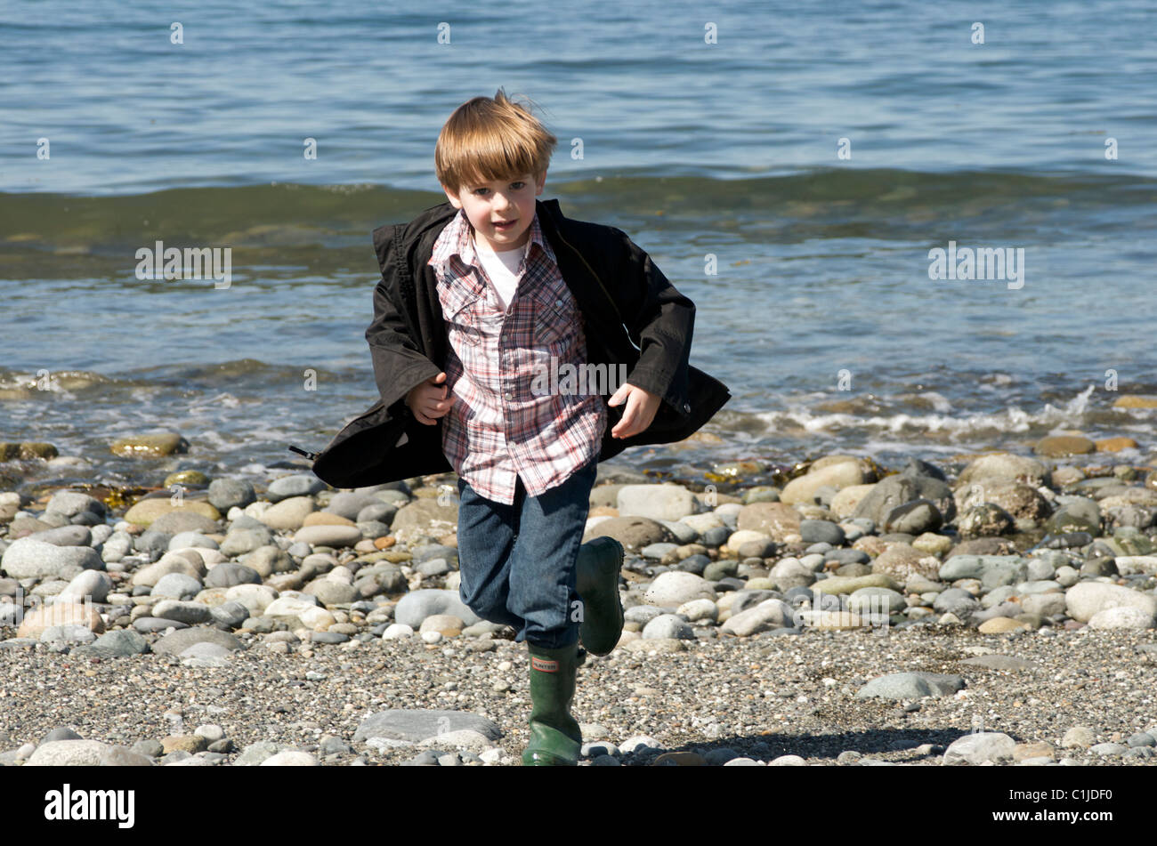Junge auf hellen Strand Stockfoto