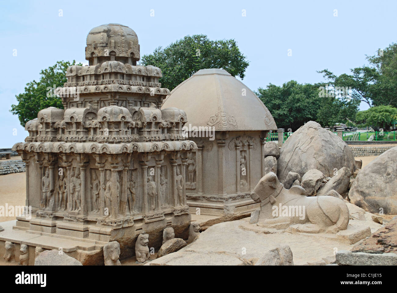 Allgemeine Ansicht von Arjuna-Ratha ist hinten gesehen Drupati Rath, Mahabalipuram, Kancheepuram Bezirk, Tamil Nadu, Indien Stockfoto