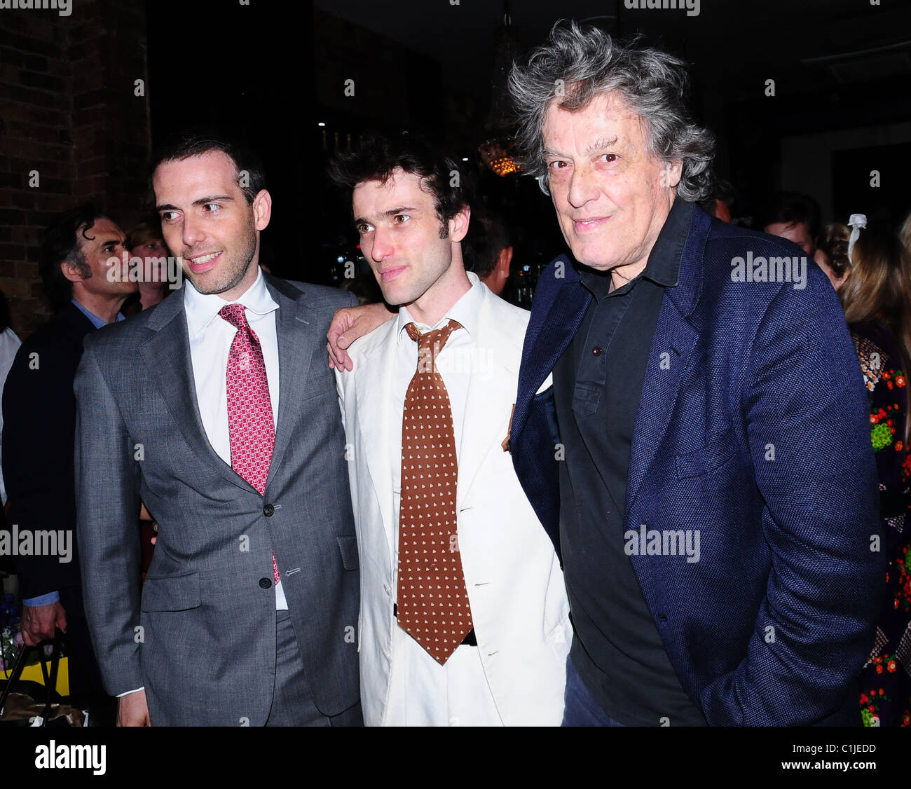 Ed Stoppard (Mitte) und Gäste besuchen das Arcadia Nacht Presse statt, bei der Nacht Juwel Bar London, England - 04.06.09 Stephanie Stockfoto