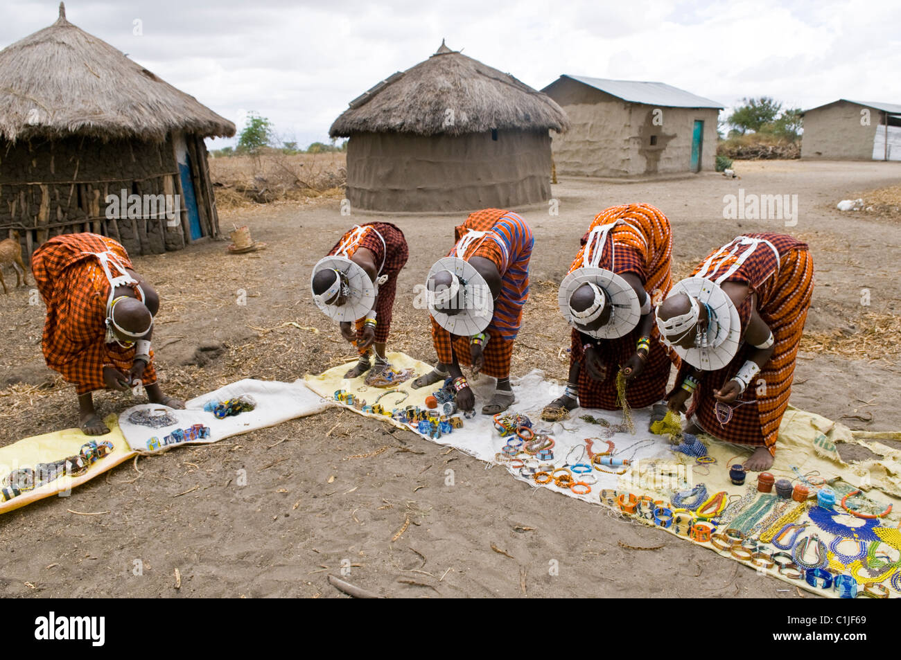 Masai Frauen in einem kleinen Massai-Dorf in der Ngorongoro Conservation Area, Tansania, Afrika Stockfoto