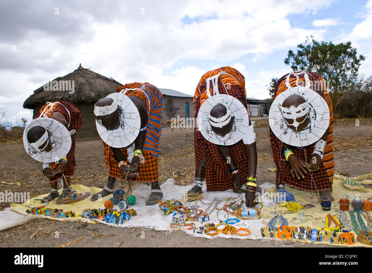 Masai Frauen in einem kleinen Massai-Dorf in der Ngorongoro Conservation Area, Tansania, Afrika Stockfoto