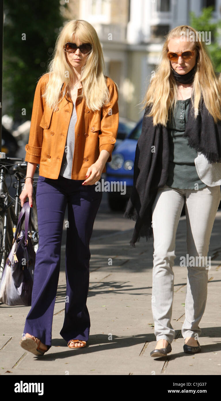 Claudia Schiffer und Tilla Lindig trifft sich mit Freunden nach Abwurf ihrer Kinder in der Schule. London, England - 11.06.09 Stockfoto